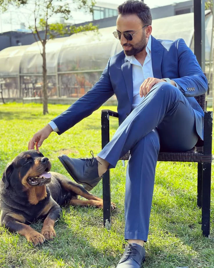 Fırat Yılmaz bahçede bir köpekle birlikte